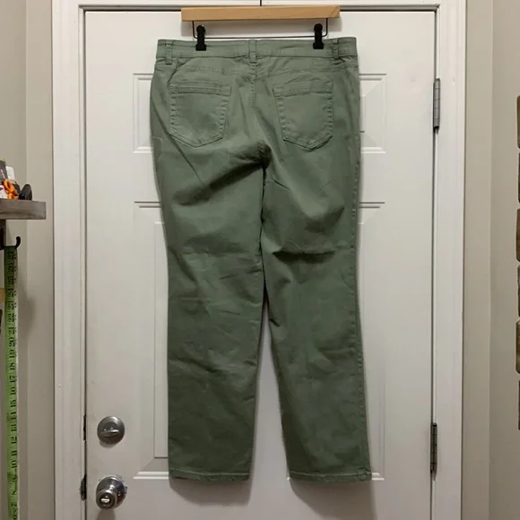 3/$15 Croft & Barrow cotton size 14 short straight leg pants - Picture 2 of 5